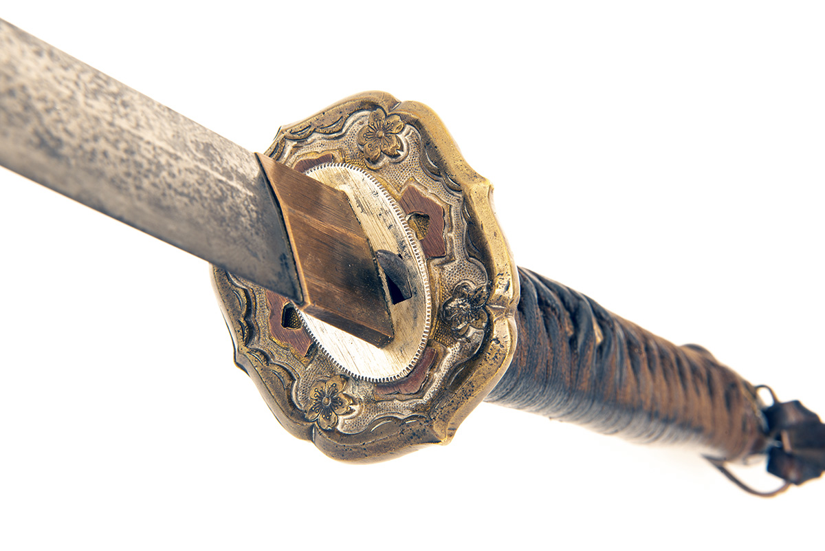 A WORLD WAR TWO 'SHIN-GUNTO' MOUNTED JAPANESE KATANA, with signed smith-made arsenal 25in. blade ( - Image 4 of 6