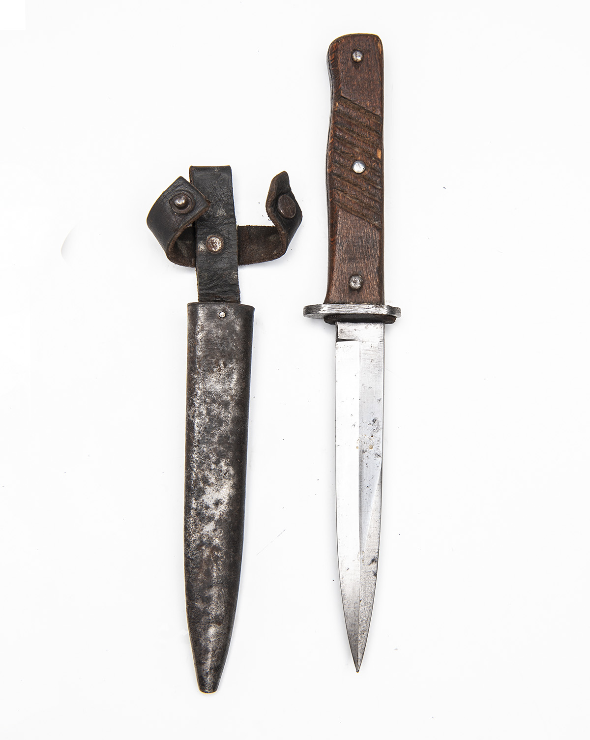 A SMALL COLLECTION OF GERMAN WORLD WAR ONE TRENCH or BOOT KNIVES, various blade types, three with - Image 3 of 5