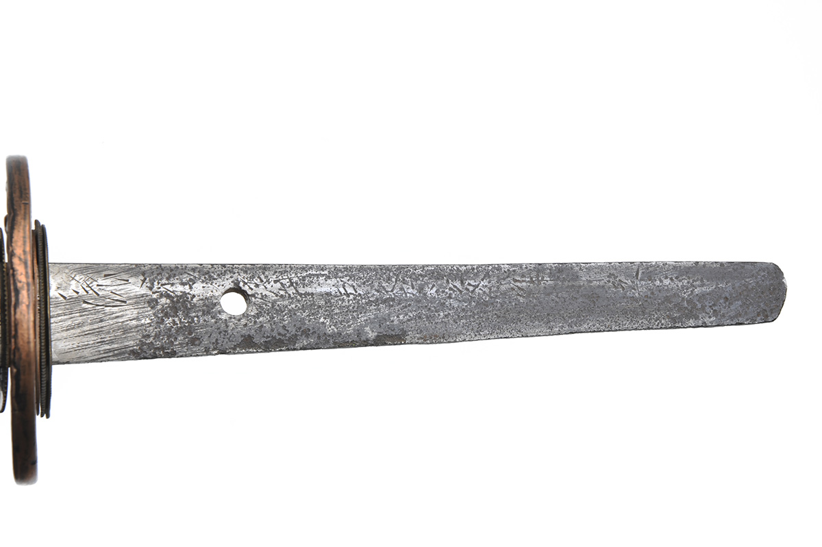 A JAPANESE KATANA WITH SIGNED BLADE, probably early 18th century, with 26 3/4in. curved and re- - Image 5 of 5