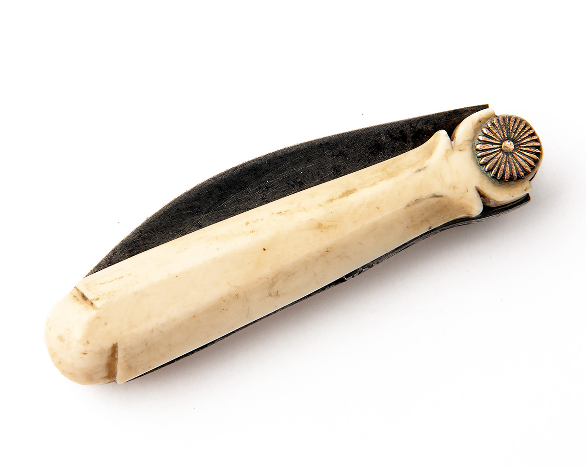 AN IVORY HANDLED FOLDING KNIFE, Indian, late 18th to early 19th century and probably a Betel-nut - Image 2 of 3
