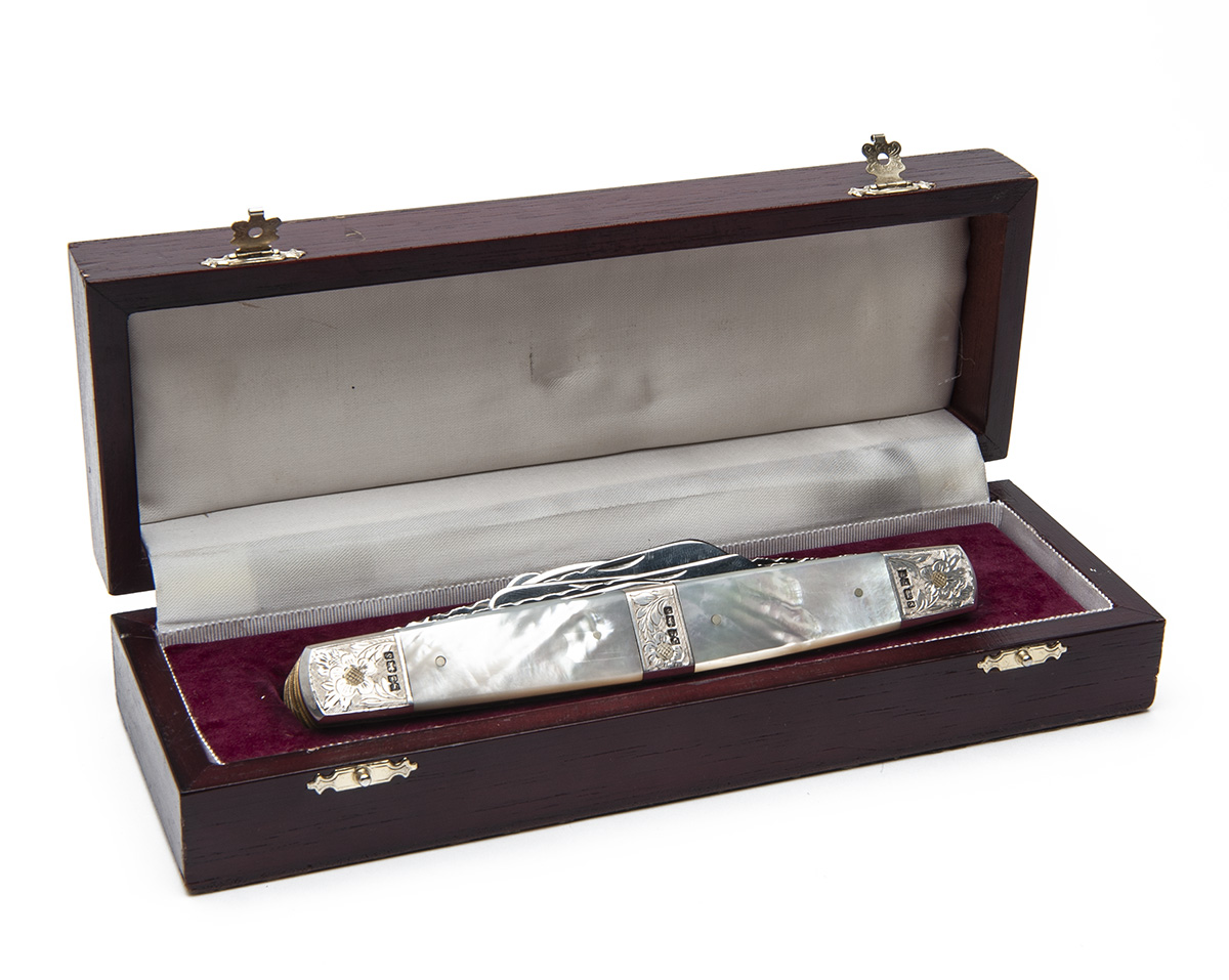 STAN SHAW, SHEFFIELD A MAGNIFICENT BOXED ELEVEN-FUNCTION SILVER-MOUNTED ENGRAVED EXHIBITION KNIFE,