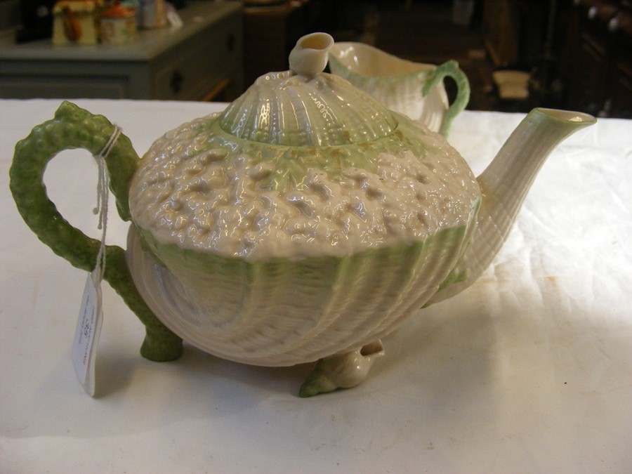 A Belleek teaset, comprising a teapot, cups, sauce - Image 6 of 25