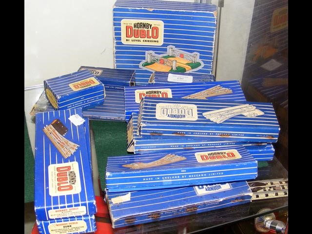 Boxed Hornby model train accessories, including D1