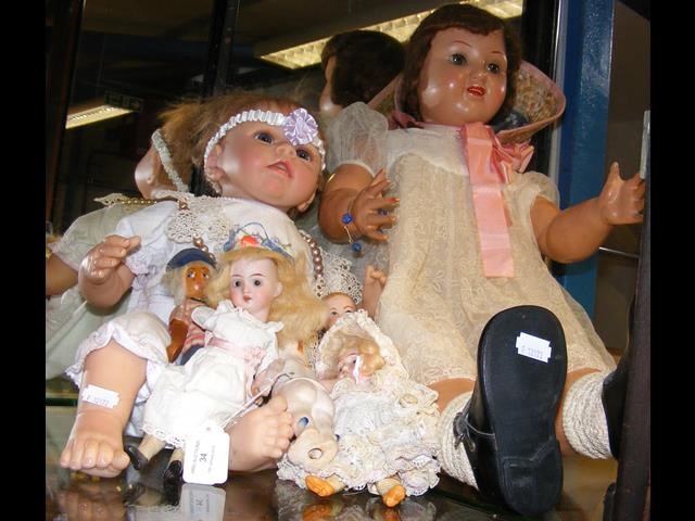 Various collectable dolls, including a miniature G