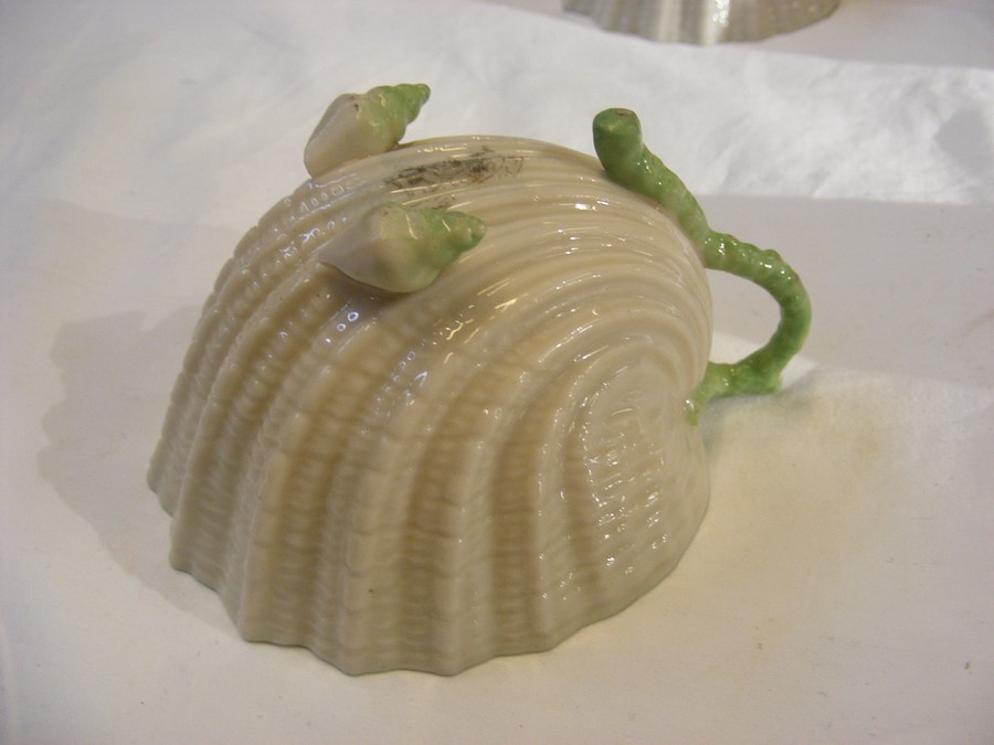 A Belleek teaset, comprising a teapot, cups, sauce - Image 16 of 25