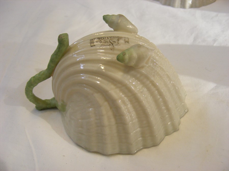 A Belleek teaset, comprising a teapot, cups, sauce - Image 20 of 25