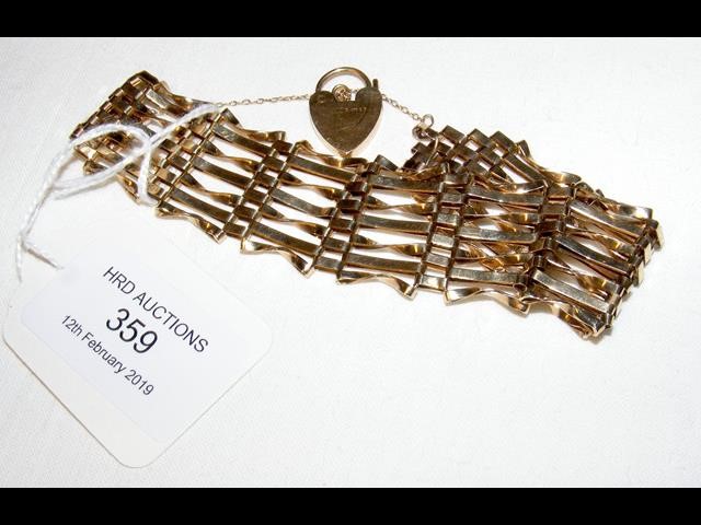 A lady's 9ct gold gate bracelet