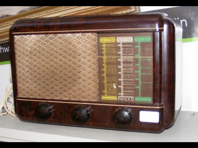 An old Philco Bakelite radio