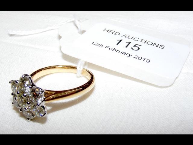 A lady's attractive diamond cluster ring in 18ct g