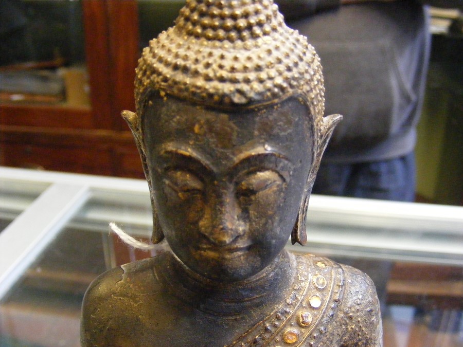 An antique South East Asian bronze Buddha - 27cm h - Image 2 of 11