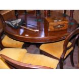 A Victorian circular mahogany tilt-top dining tabl