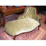Victorian chaise longue with curved back and cabri