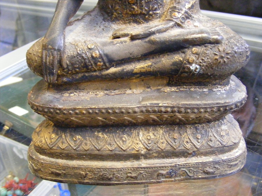 An antique South East Asian bronze Buddha - 27cm h - Image 9 of 11