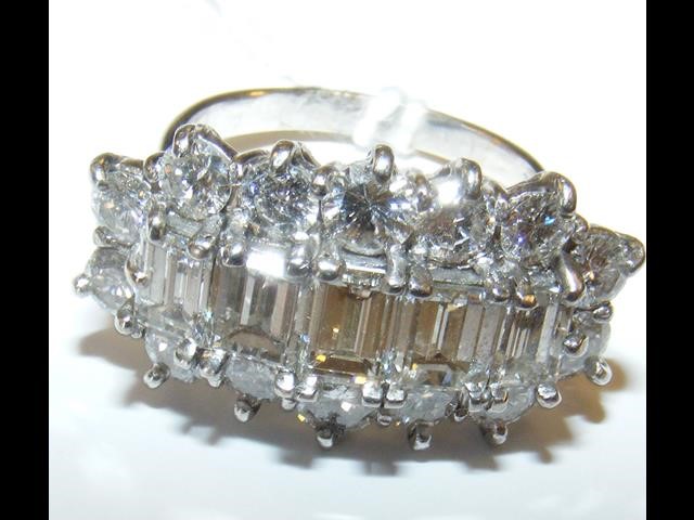 An 18ct white gold diamond cluster ring - approx.