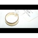 A heavy 9ct gold wedding band - 9.2g