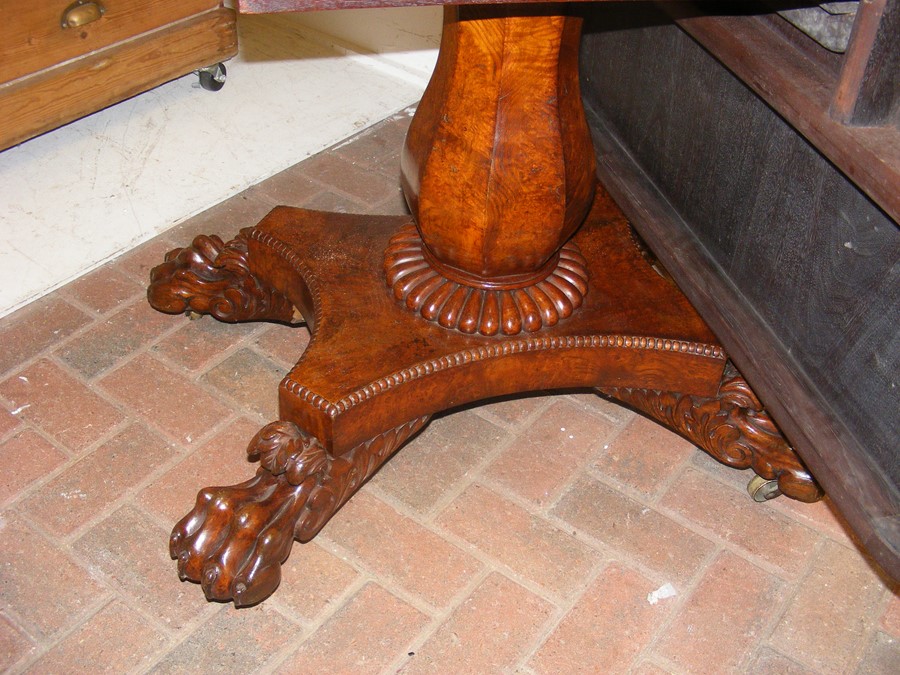 A fine quality Regency pollard oak dining table wi - Image 9 of 10