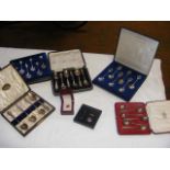 Boxed jewellery, silver teaspoons in presentation