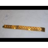 A lady's elegant 750 marked bracelet - 41g