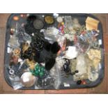 A tray of various collectable costume jewellery, i
