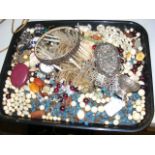 A tray of collectable jewellery and pocket watches