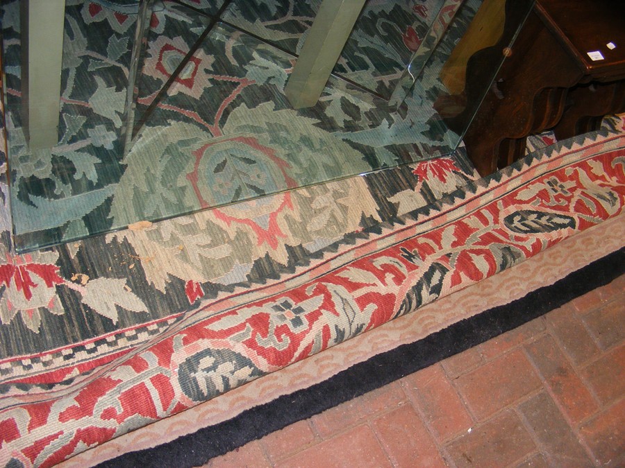 A large Middle Eastern style carpet with geometric - Image 4 of 6