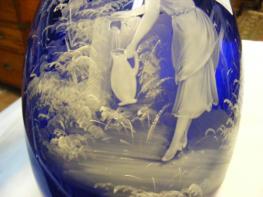 A 29cm Mary Gregory blue glass vase - Image 5 of 8