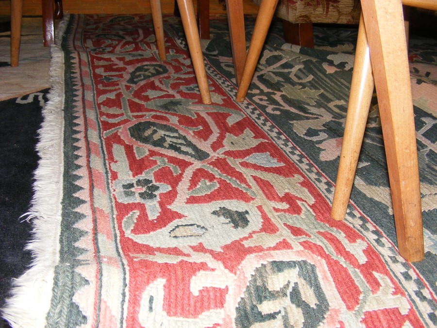 A large Middle Eastern style carpet with geometric - Image 5 of 6