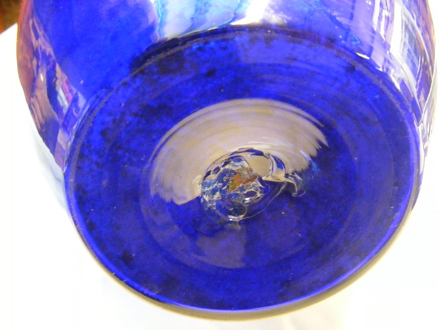 A 29cm Mary Gregory blue glass vase - Image 8 of 8