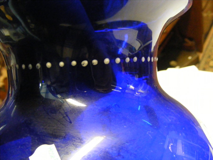 A 29cm Mary Gregory blue glass vase - Image 7 of 8