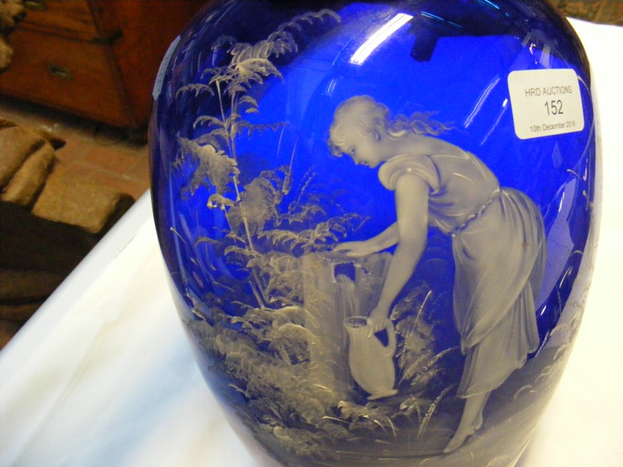 A 29cm Mary Gregory blue glass vase - Image 4 of 8