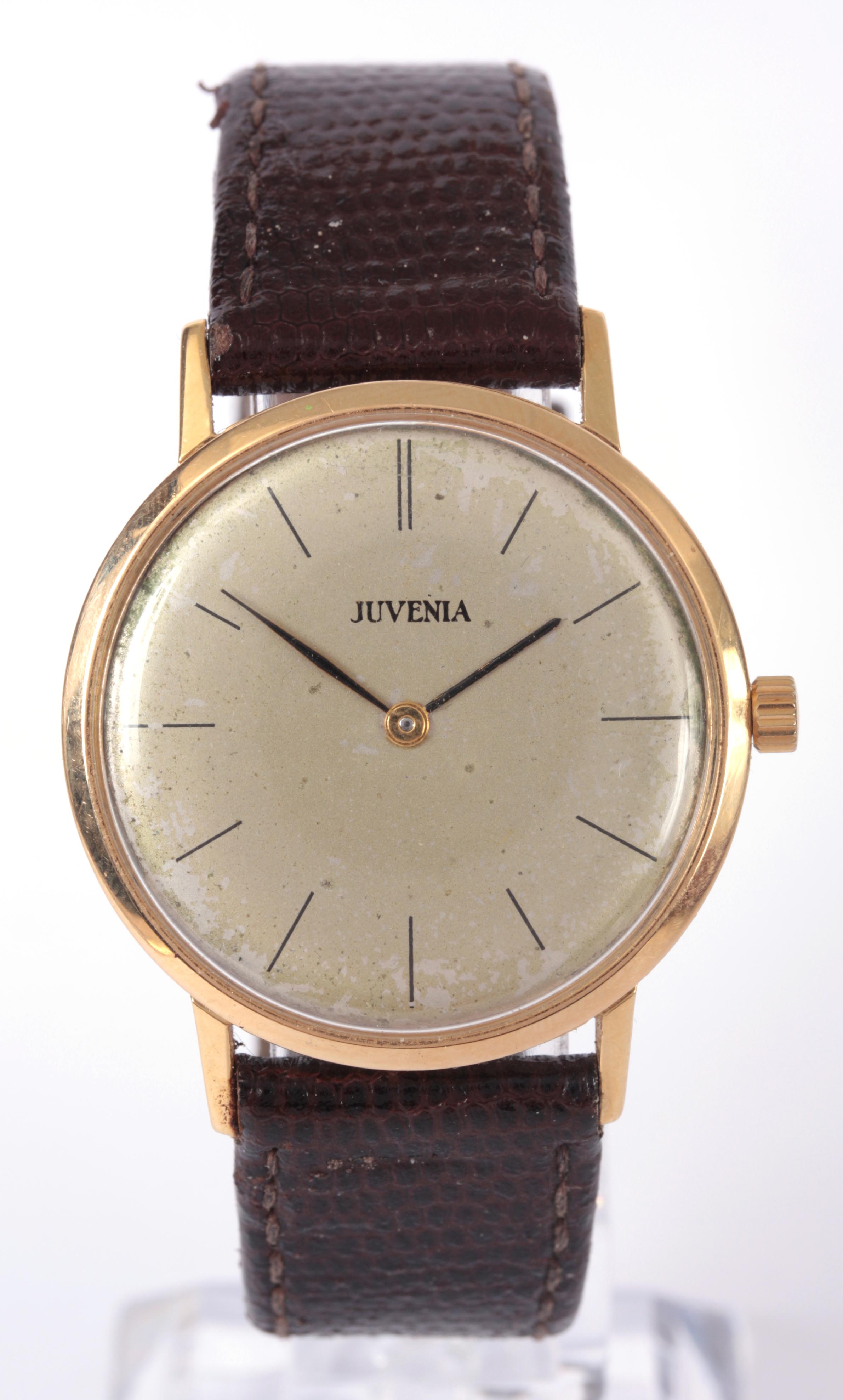 A GENTLEMAN'S 18K GOLD JUVENIA WRIST WATCH on brown leather strap, the gold case enclosing a