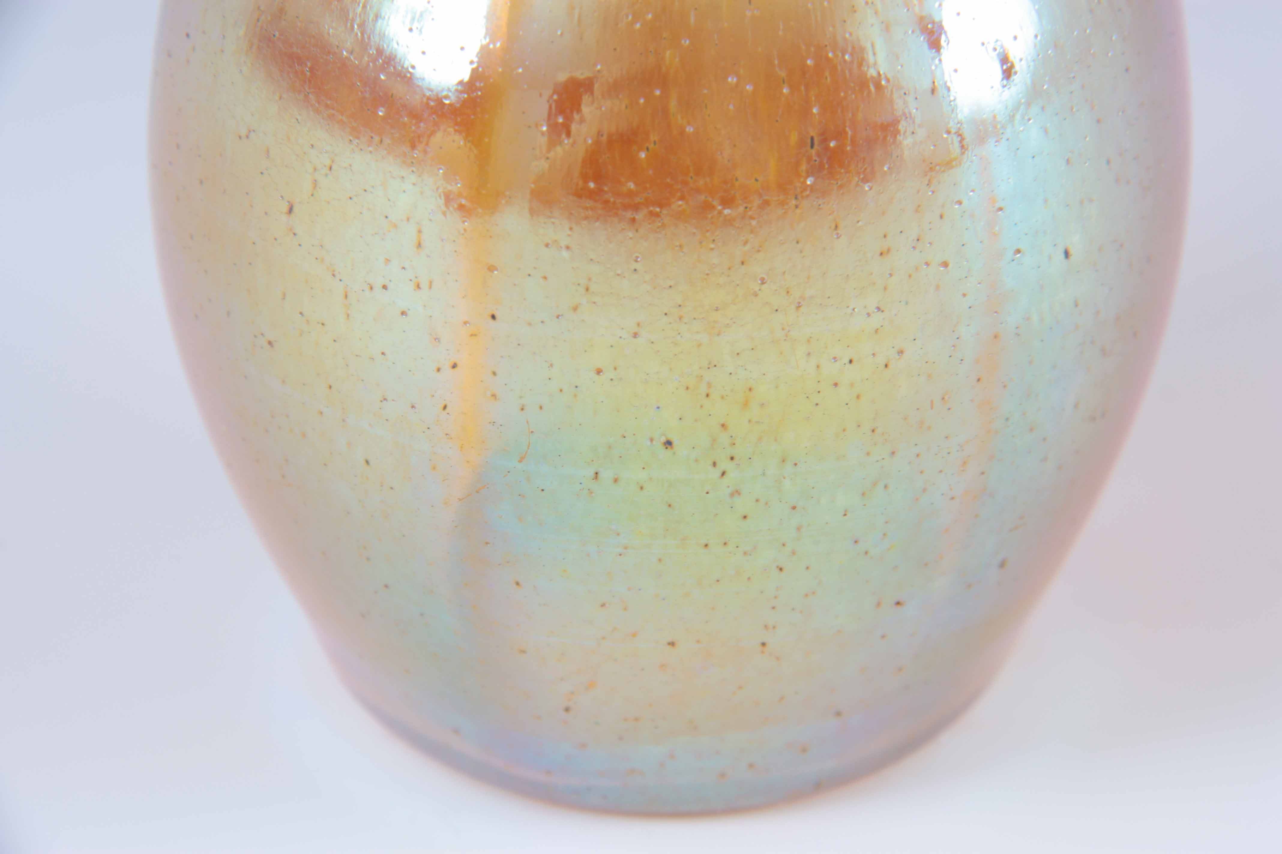 AN EARLY 20TH CENTURY AUSTRIAN IRIDESCENT GOLD COLOURED ART GLASS VASE, possibly Lotez, having - Image 4 of 6