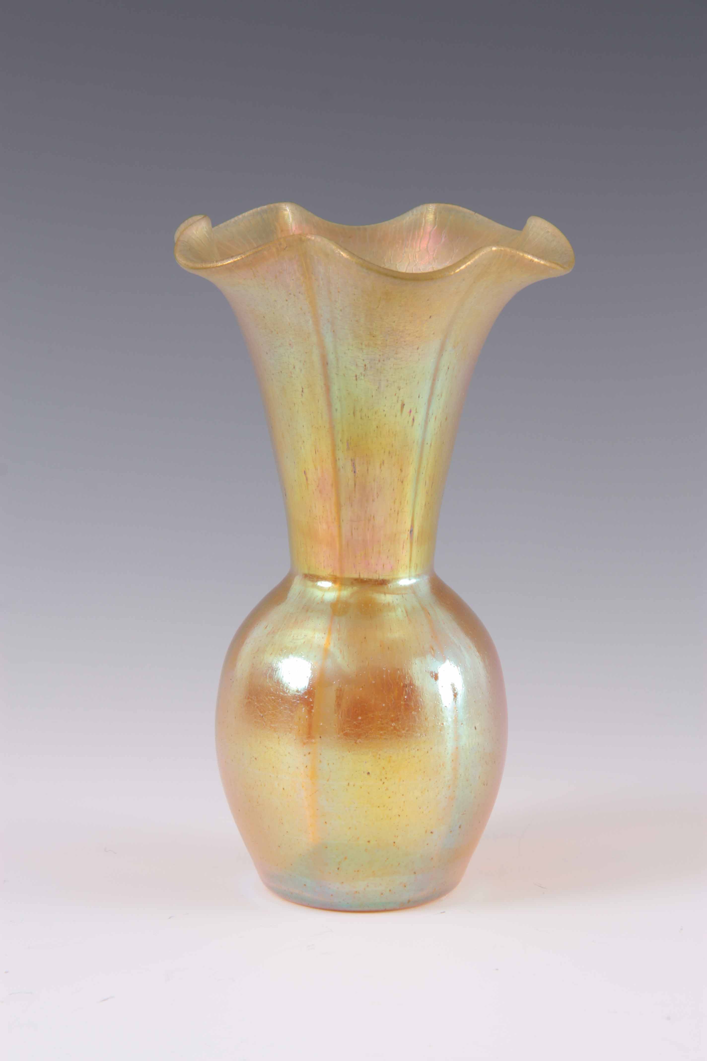 AN EARLY 20TH CENTURY AUSTRIAN IRIDESCENT GOLD COLOURED ART GLASS VASE, possibly Lotez, having - Image 6 of 6