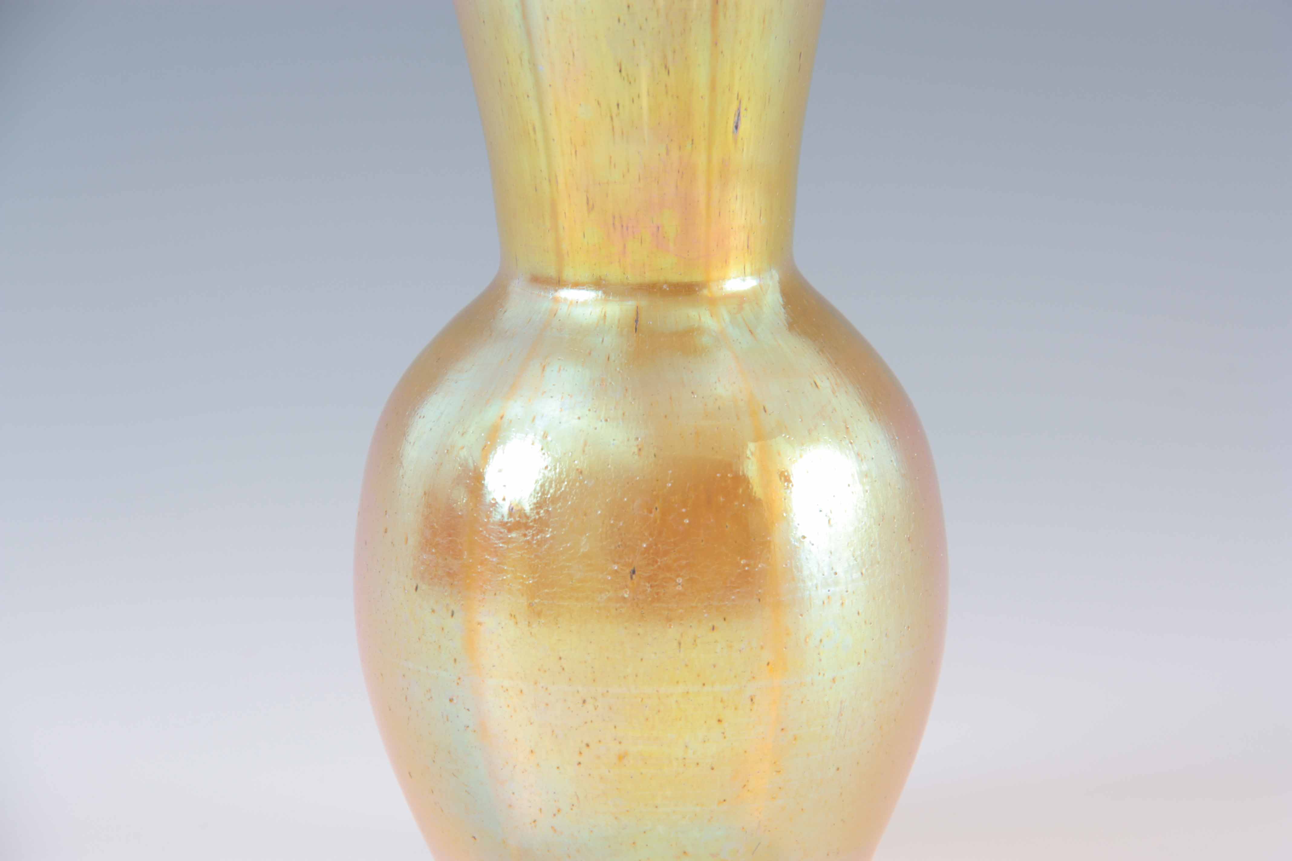 AN EARLY 20TH CENTURY AUSTRIAN IRIDESCENT GOLD COLOURED ART GLASS VASE, possibly Lotez, having - Image 3 of 6