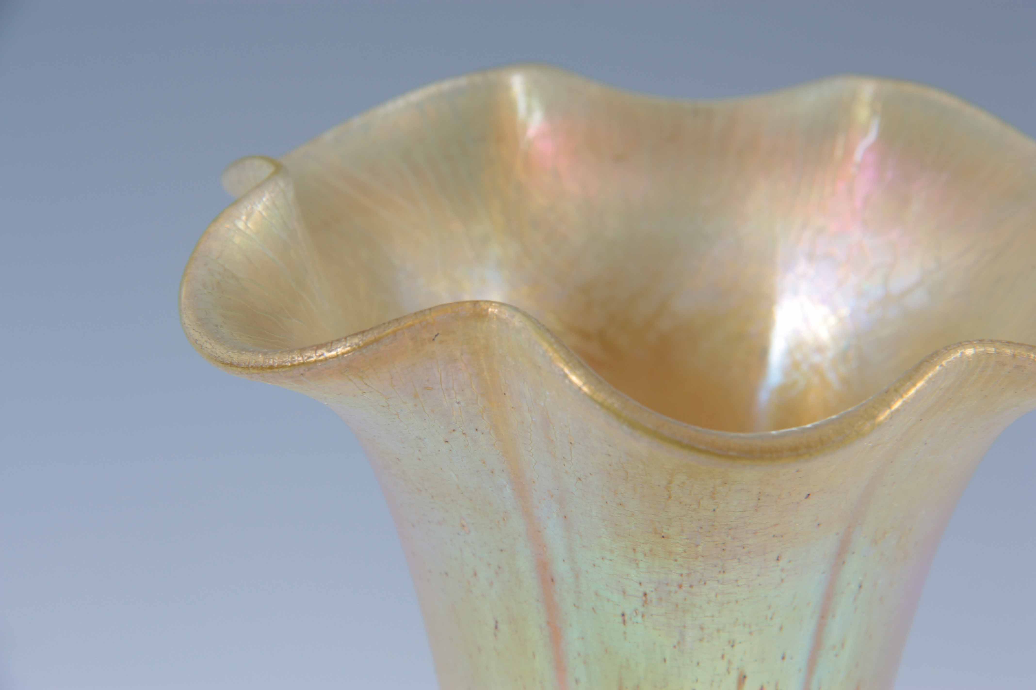AN EARLY 20TH CENTURY AUSTRIAN IRIDESCENT GOLD COLOURED ART GLASS VASE, possibly Lotez, having - Image 5 of 6
