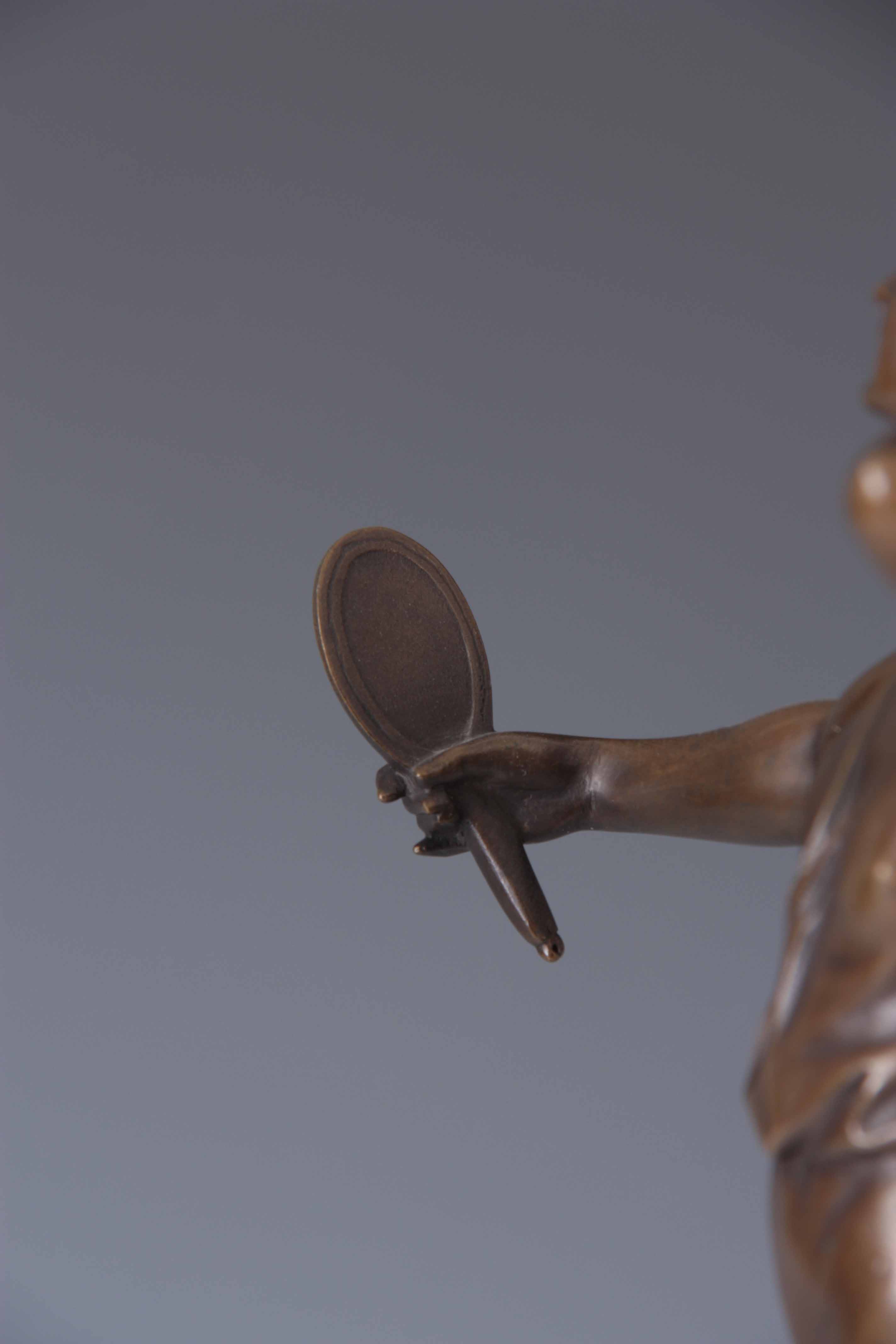 BRUNO ZACH. AN EARLY 20TH CENTURY AUSTRIAN BRONZE SCULPTURE modelled as a young woman looking into a - Image 6 of 9