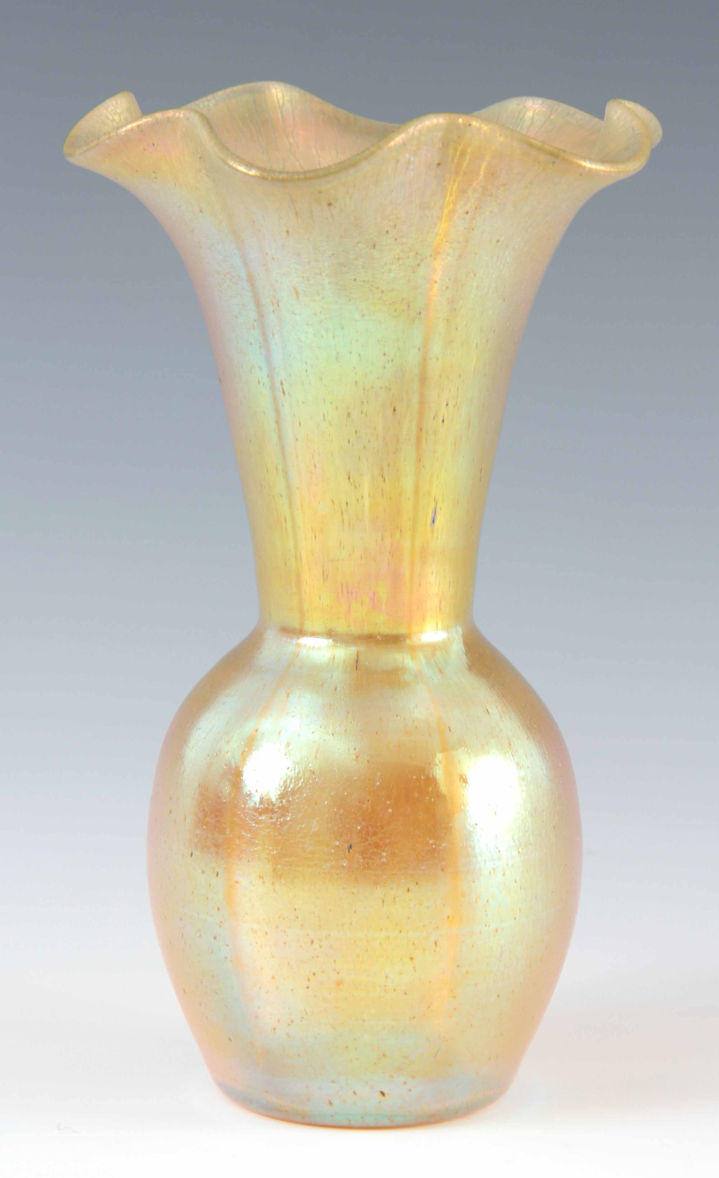 AN EARLY 20TH CENTURY AUSTRIAN IRIDESCENT GOLD COLOURED ART GLASS VASE, possibly Lotez, having