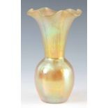 AN EARLY 20TH CENTURY AUSTRIAN IRIDESCENT GOLD COLOURED ART GLASS VASE, possibly Lotez, having