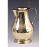 AN 18TH CENTURY SEAMED BRASS WATER JUG AND WASHBOWL of bulbous form with hinged lid, shell shaped