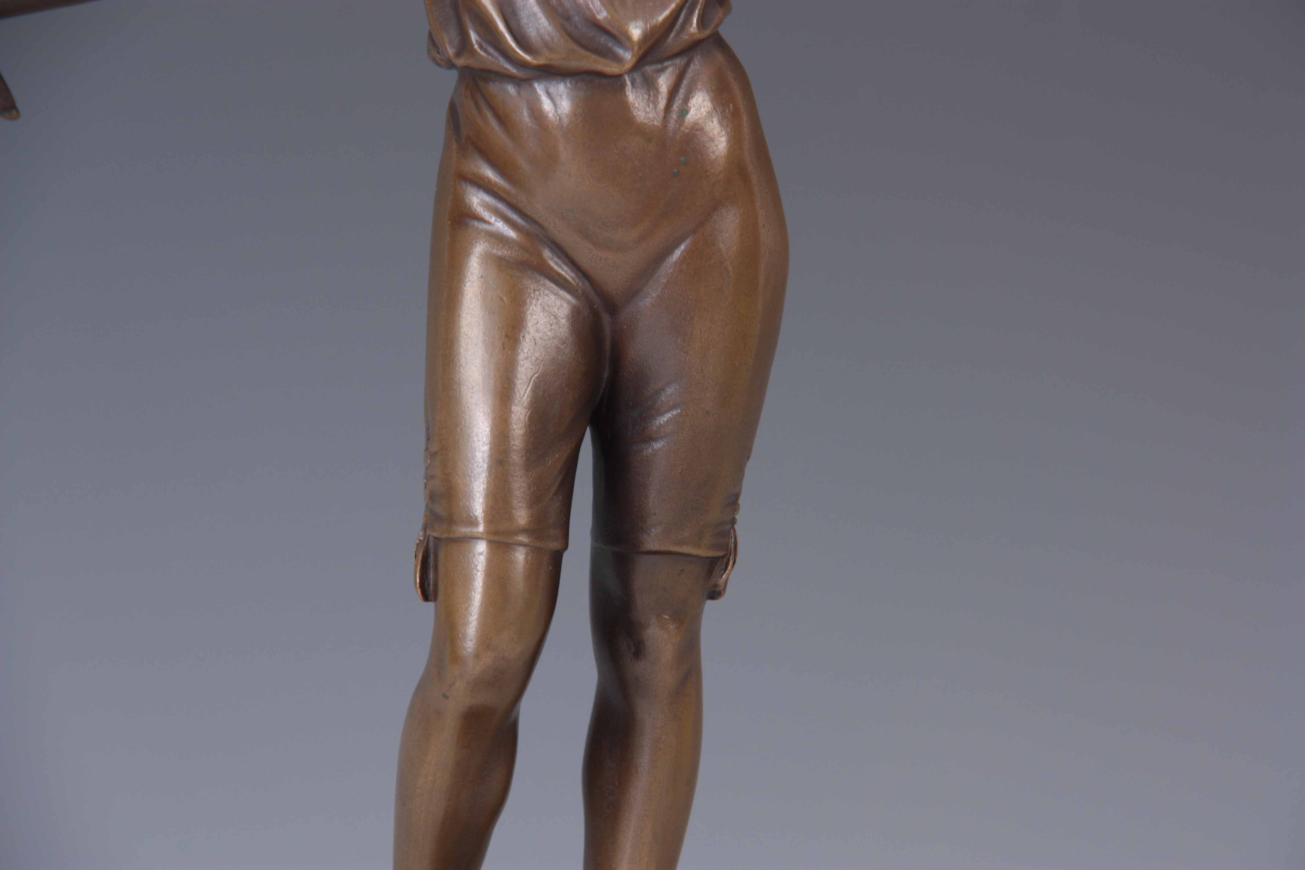 BRUNO ZACH. AN EARLY 20TH CENTURY AUSTRIAN BRONZE SCULPTURE modelled as a young woman looking into a - Image 4 of 9