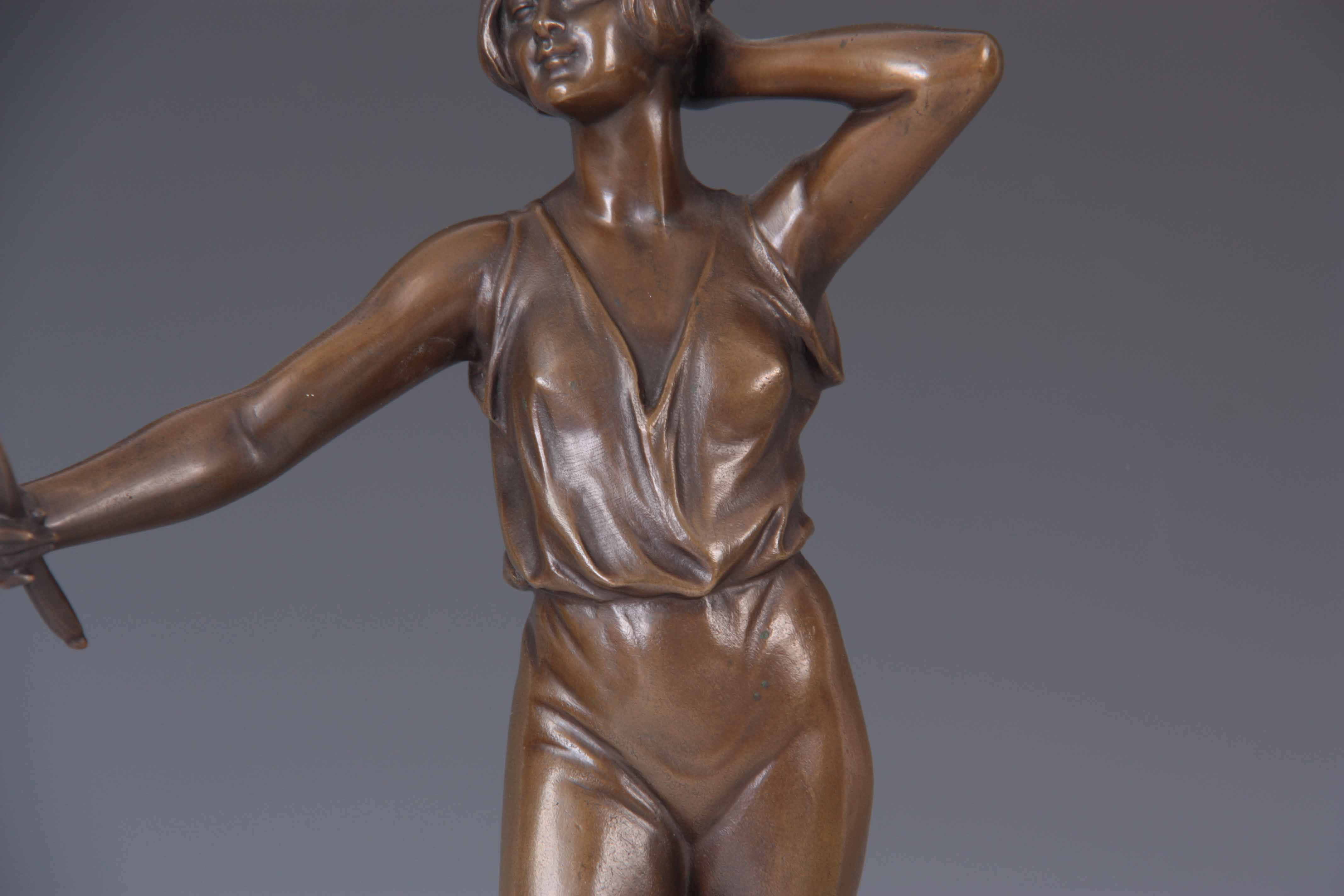 BRUNO ZACH. AN EARLY 20TH CENTURY AUSTRIAN BRONZE SCULPTURE modelled as a young woman looking into a - Image 3 of 9