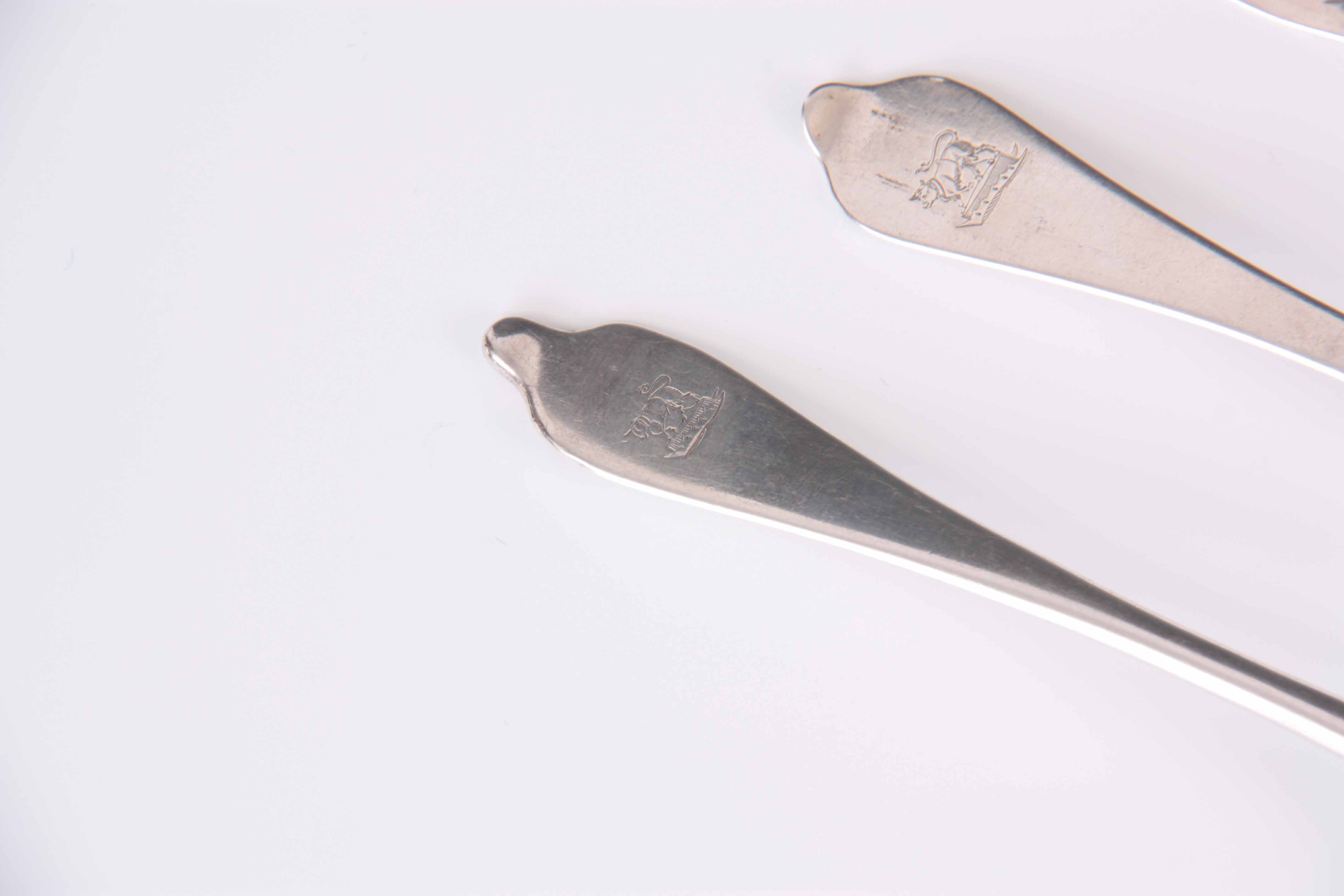 FOUR QUEEN ANN DOG NOSE SPOONS with engraved 'Bull' crests 19cm long, app. 6.5 troy oz. - Andrew - Image 3 of 7