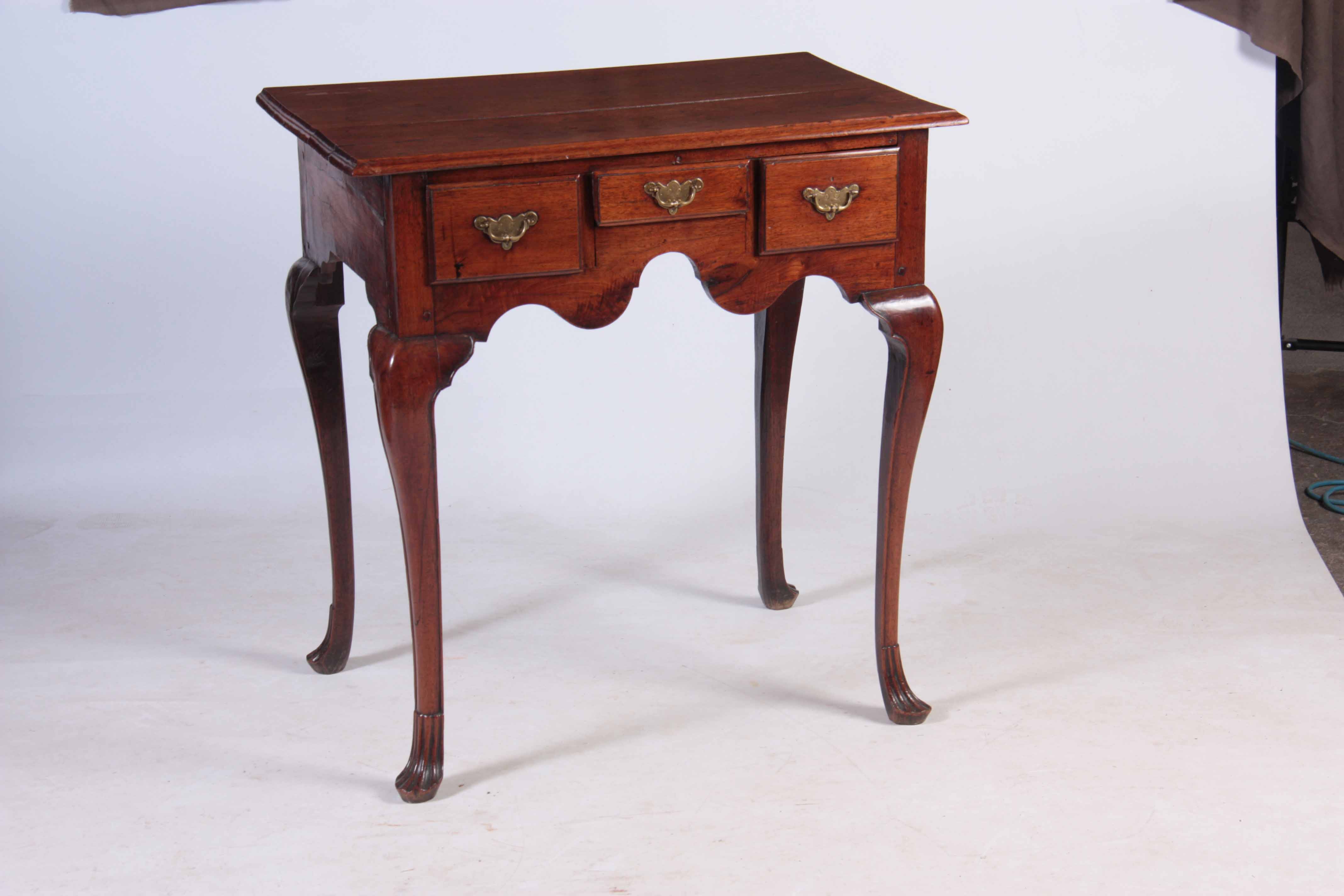 AN UNUSUAL SOLID WALNUT EARLY 18TH CENTURY LOWBOY POSSIBLY AMERICAN with moulded edge top above - Image 2 of 8