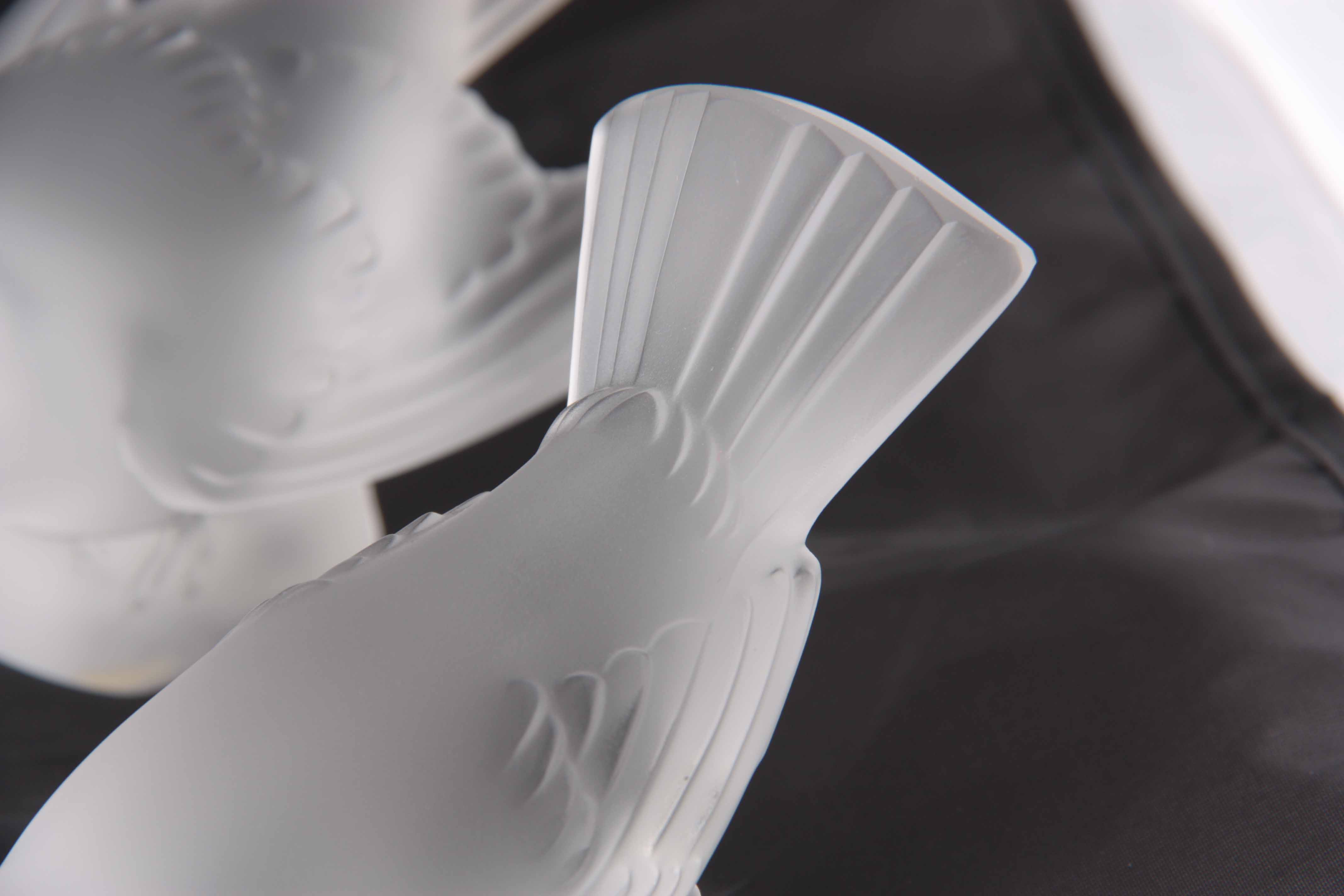 LALIQUE FRANCE, A SET OF 8 FROSTED GLASS SPARROWS - signed Lalique France 8cm high. - Image 7 of 11