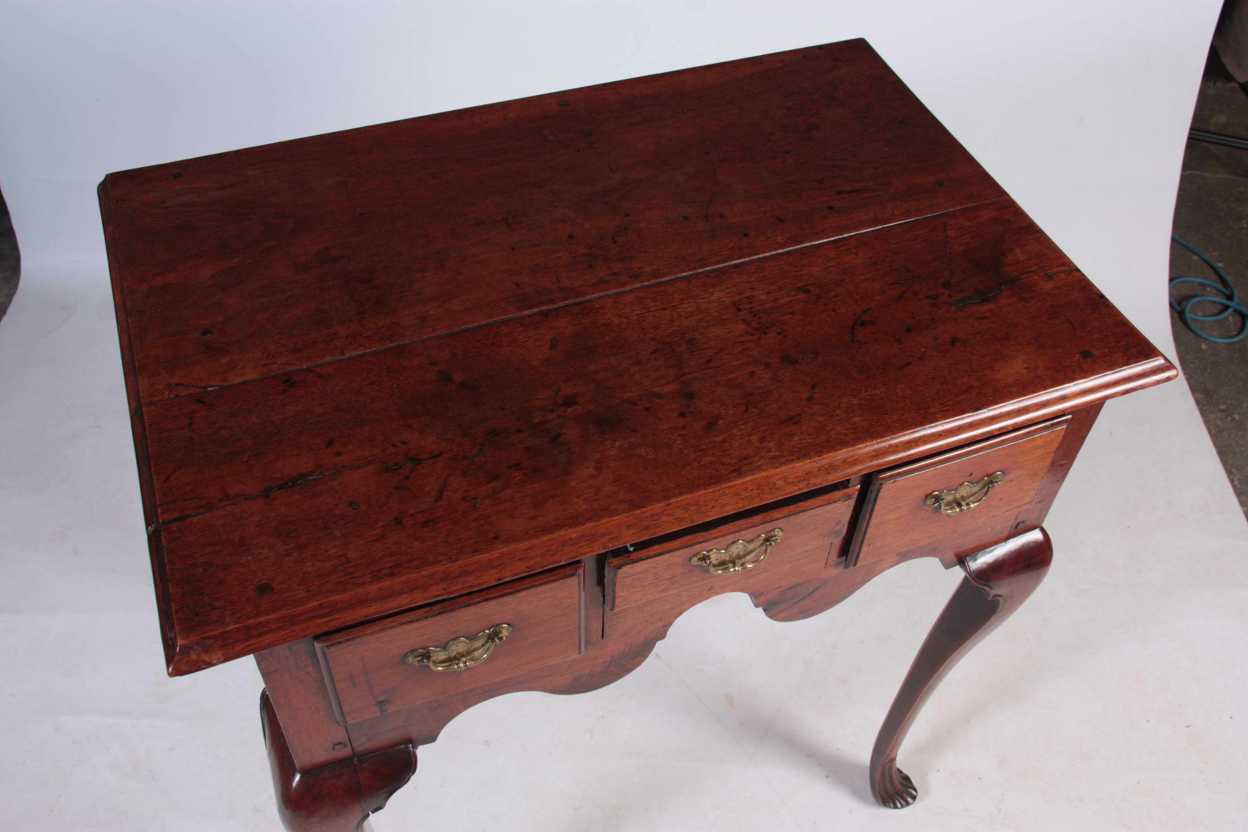 AN UNUSUAL SOLID WALNUT EARLY 18TH CENTURY LOWBOY POSSIBLY AMERICAN with moulded edge top above - Image 6 of 8