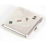 AN EARLY 20TH CENTURY SILVER AND ENAMEL CONTINENTAL CIGARETTE BOX decorated with a four leaf clover,