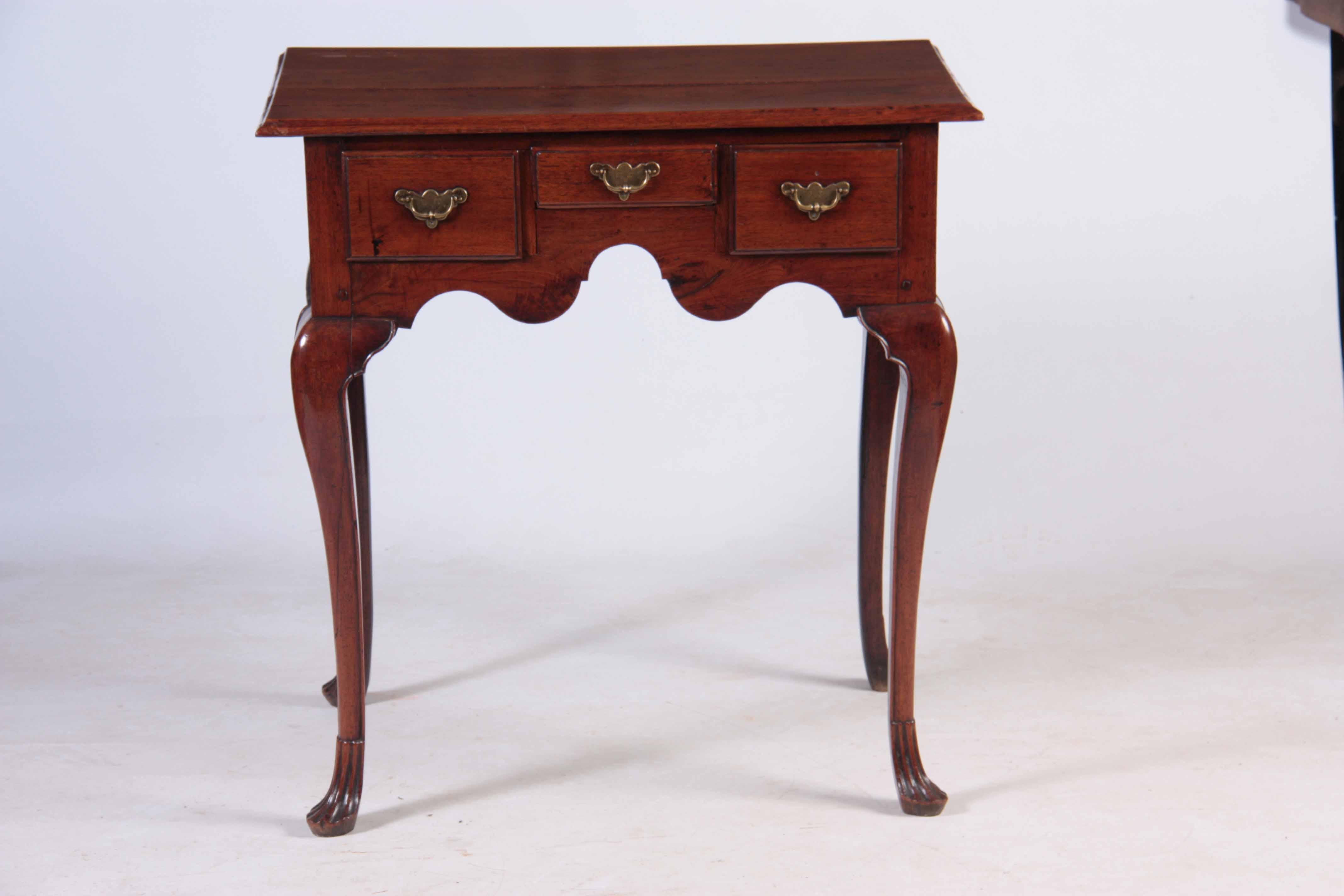 AN UNUSUAL SOLID WALNUT EARLY 18TH CENTURY LOWBOY POSSIBLY AMERICAN with moulded edge top above - Image 8 of 8
