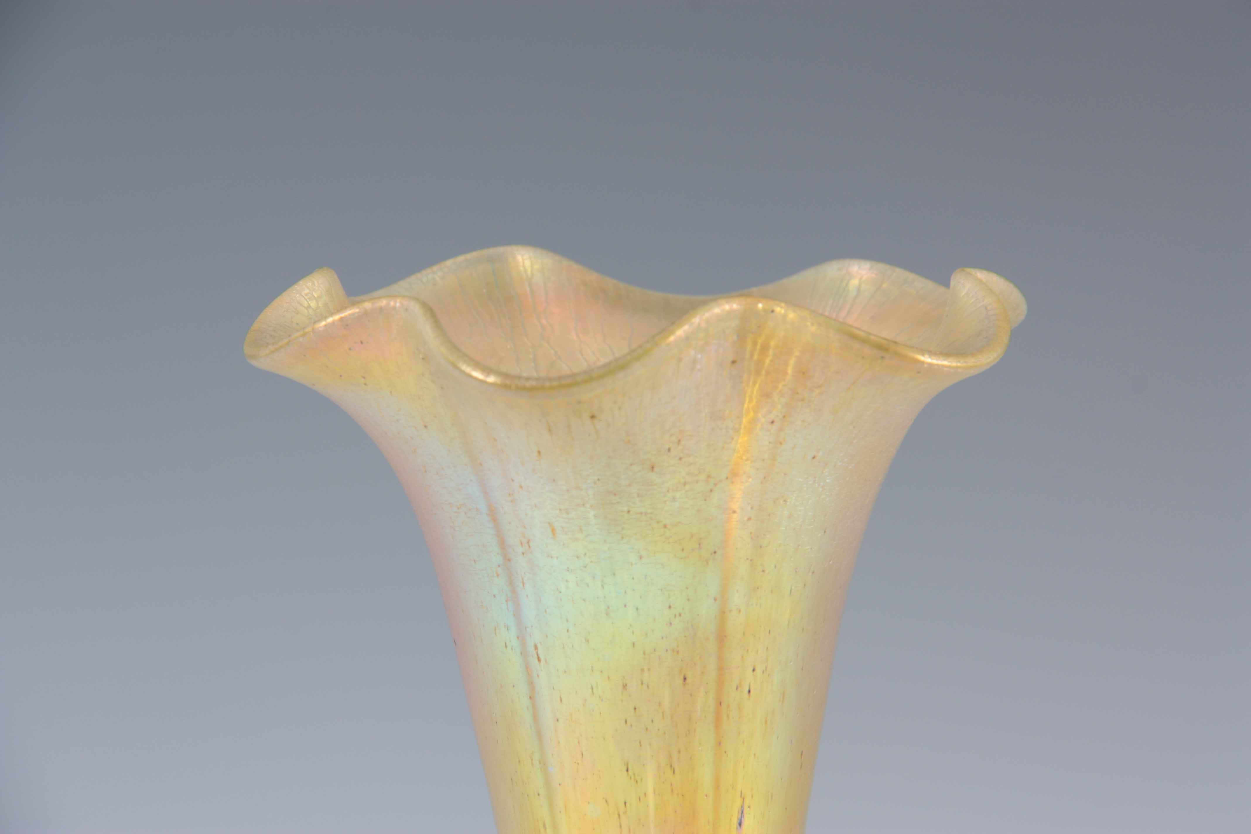 AN EARLY 20TH CENTURY AUSTRIAN IRIDESCENT GOLD COLOURED ART GLASS VASE, possibly Lotez, having - Image 2 of 6