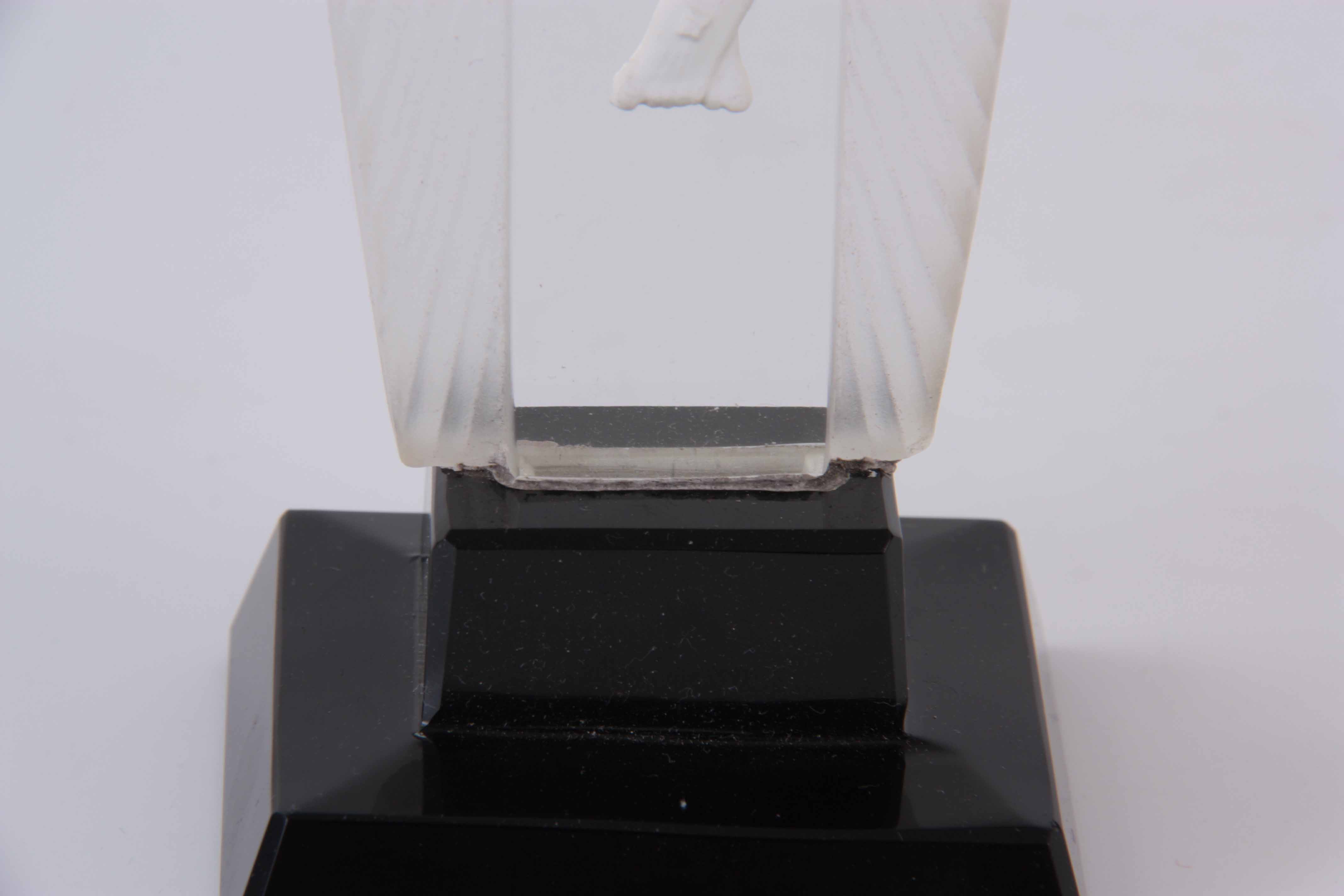 A 20TH CENTURY BACCARAT CRYSTAL CRUCIFIX mounted on an ebonised stepped base, in original box 22cm - Image 5 of 5
