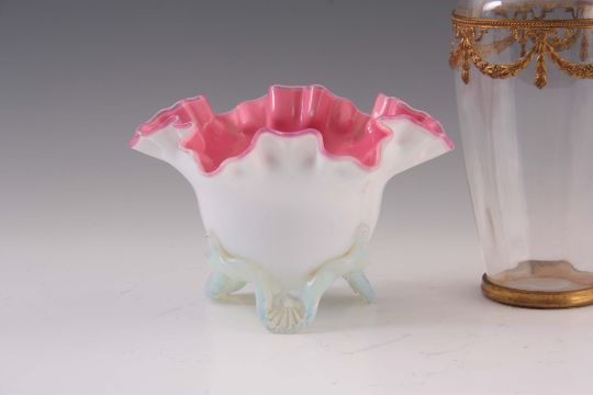 A 19TH CENTURY PINK LINED OPALINE GLASS VASE standing on a shell moulded tripod base, 11cm high, - Image 3 of 4